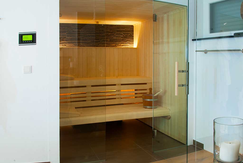 Sauna mit Glasfront und Unterbank-Heizsystem