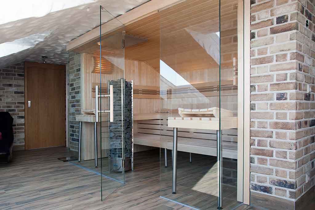 Sauna mit Glasfront und leichter Dachschrägenanpassung