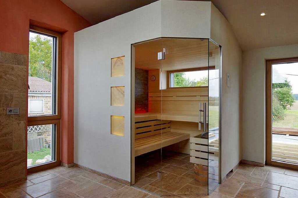 Sauna mit Glasfront und Tür über Eck