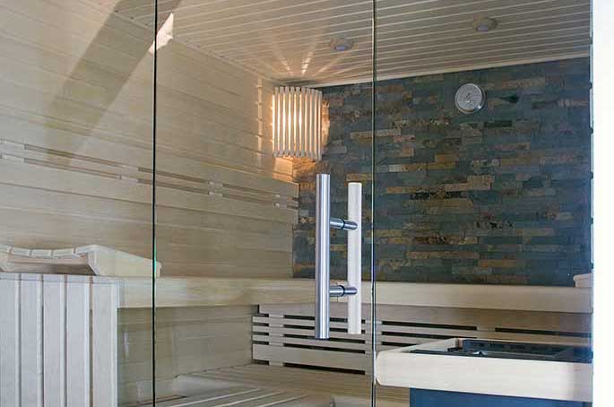 Sauna mit Glasfront und Wandverblender