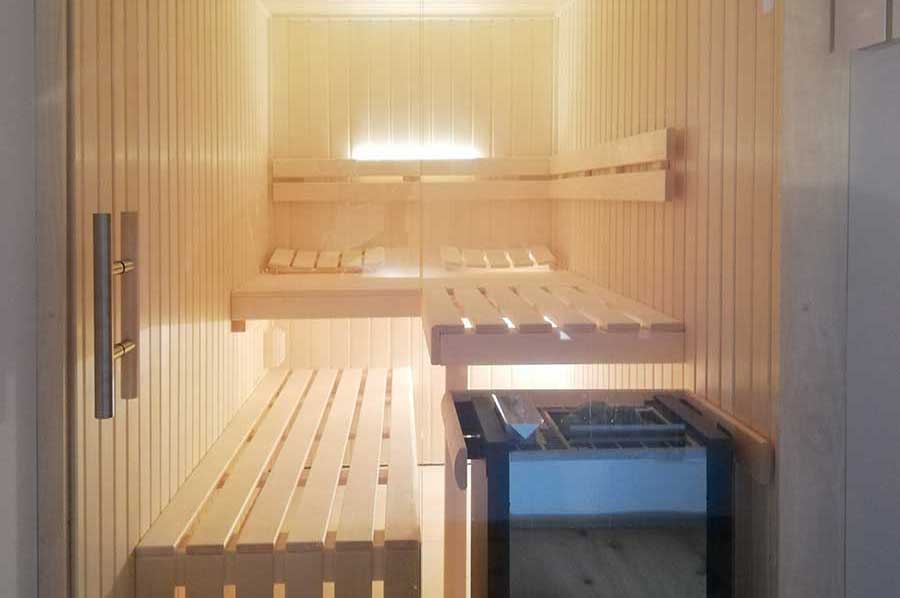 Sauna mit angeschrägter Glasfront