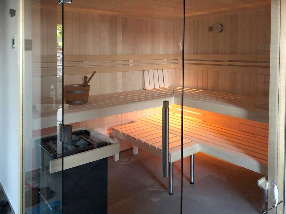 Sauna mit Glasfronten über Eck