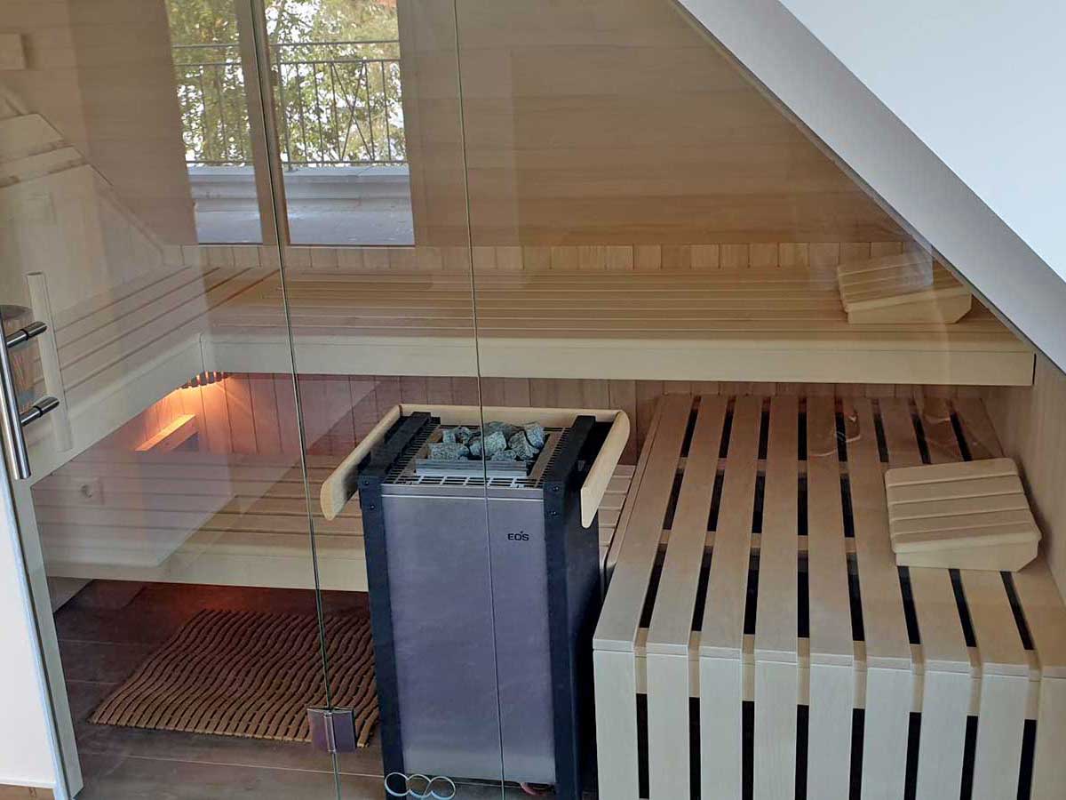 Sauna mit Glasfront unter Dachschräge