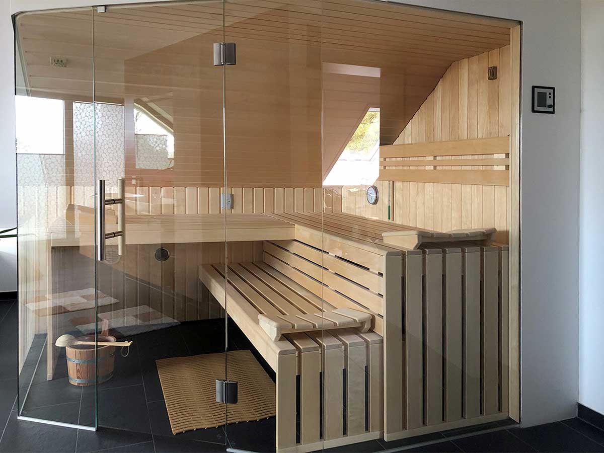Sauna mit Glasfront unter Dachschräge