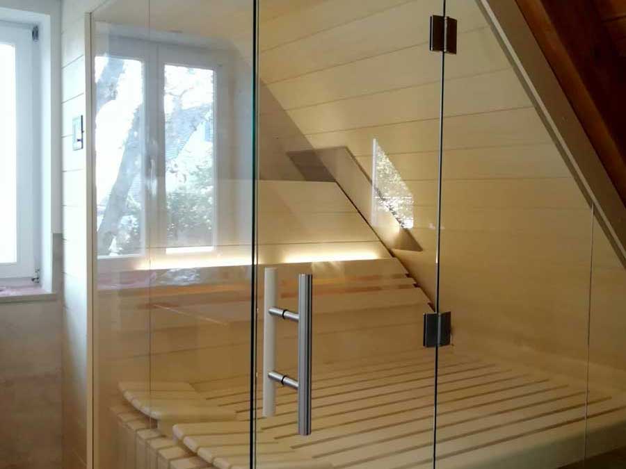 Sauna mit Glasfront und Dreiecksfenster im Walmdach