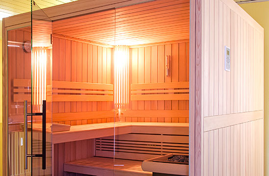 Massivholz-Sauna mit Glasfront